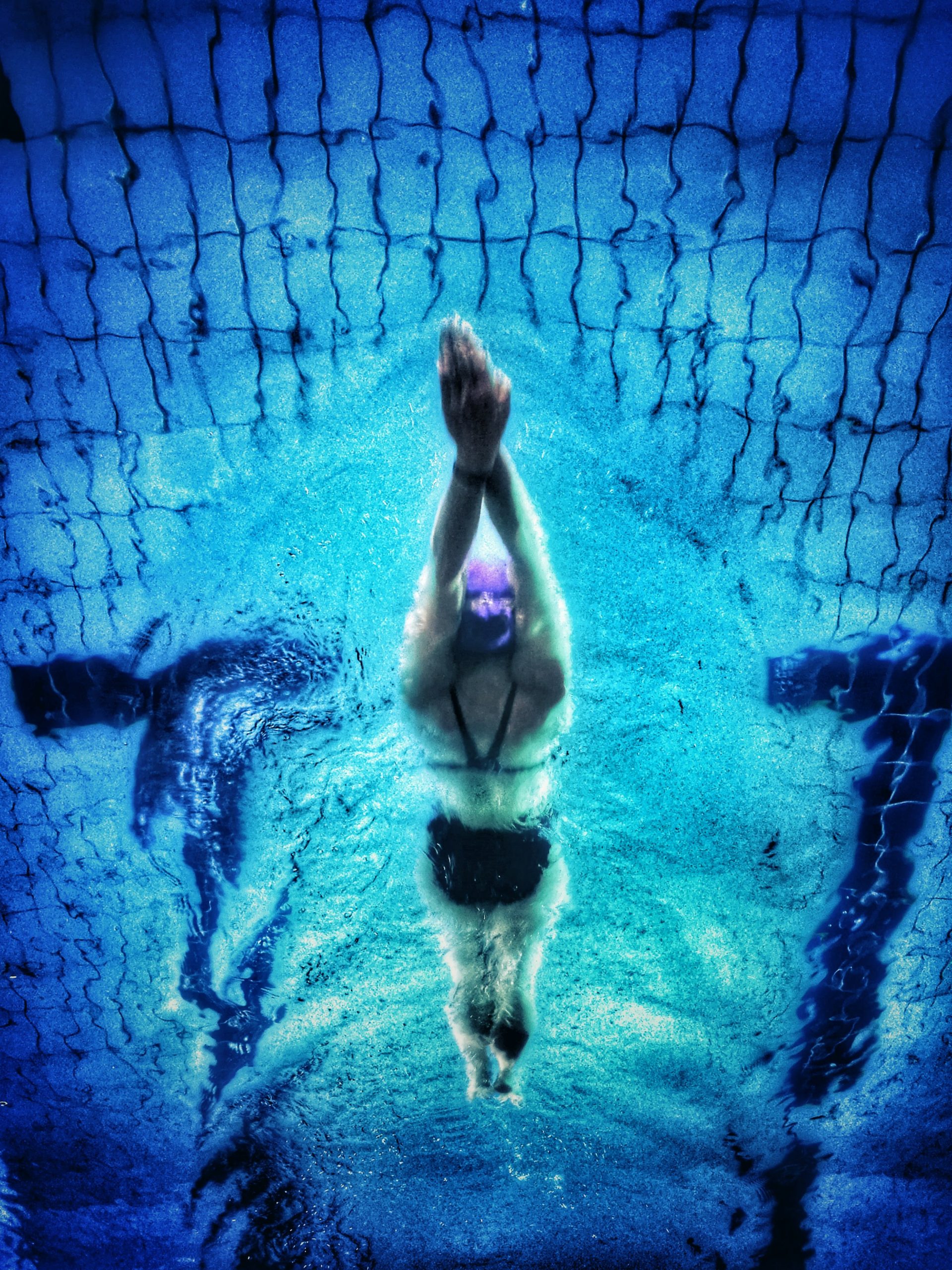 nadar de espalda fortalece la espalda de los nadadores